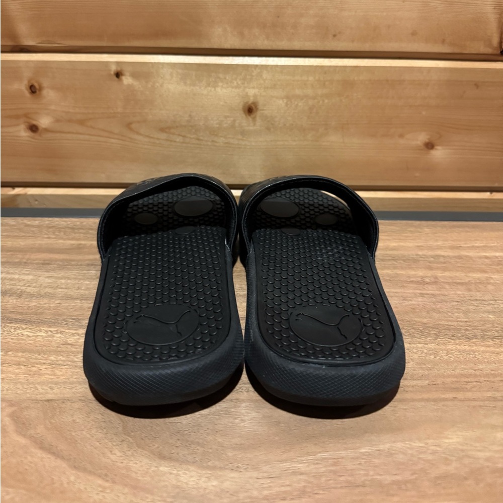 Like New - Women’s Black Puma Slides - Size 8 - Picture 4 of 7